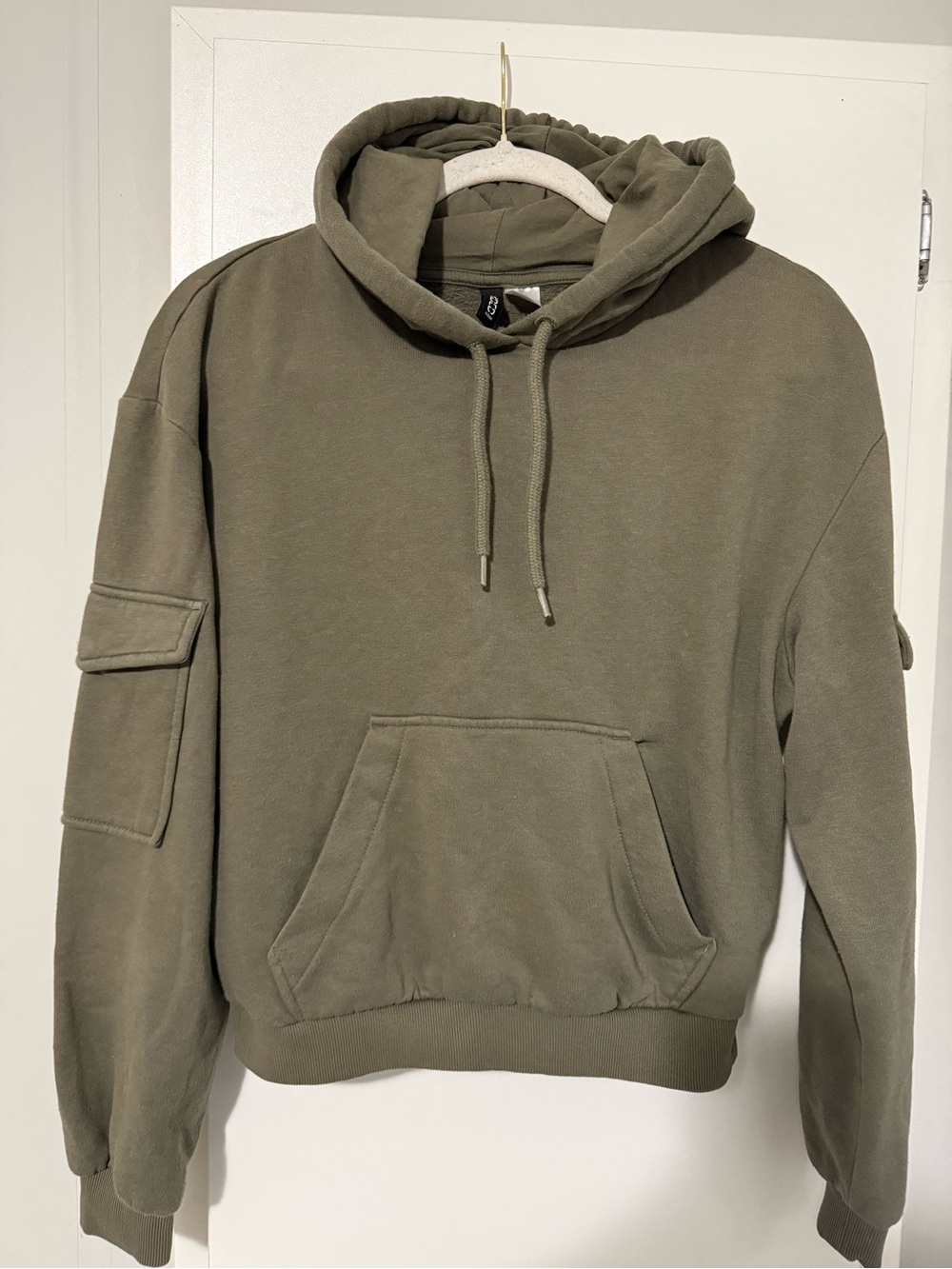 196. H&M Women’s Olive Cropped Hoodie with Sleeve Pocket